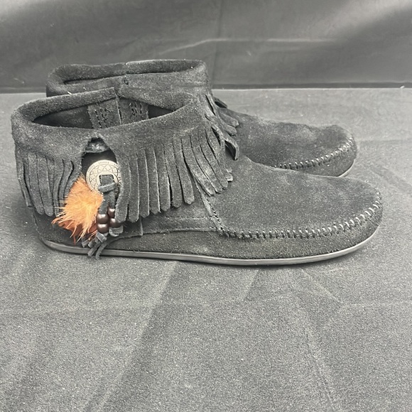 Minnetonka Women’s Concho Feather Black Boot (2931) - Picture 2 of 9